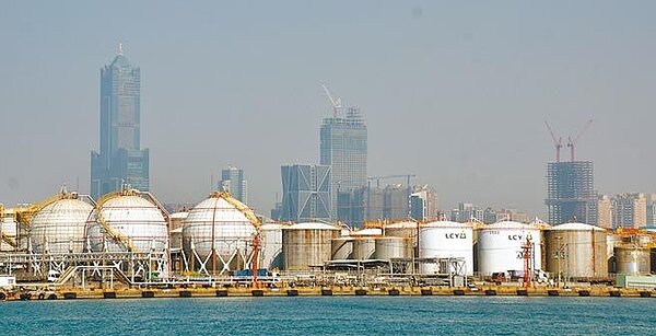 「區域全面經濟夥伴關係協定」簽署後，台灣再次被邊緣化，石化等傳產首當其衝。圖為遠望高雄亞洲新灣區的石化儲槽密密麻麻。中時報系資料照