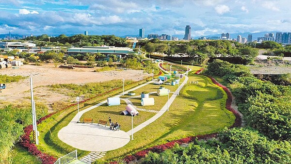 市府新工處興闢中央軸帶道路15日完工啟用,也利用廢輪胎、混凝土塊、鐵絲網等創作再生藝術,五股垃圾山已煥然一新。(新北市工務局提供/葉德正新北傳真)