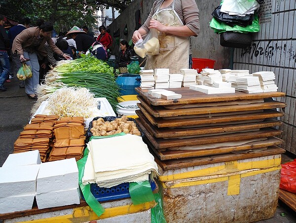 豆製品雙氧水含量超標易引起頭痛、嘔吐。圖／翻攝維基百科