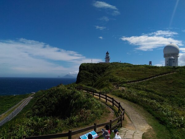三貂角燈塔觀景步道除了無敵海景外還可觀賞到龜山島