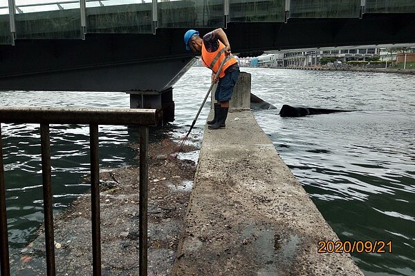 河面垃圾例行清理。圖/基隆市環保局提供