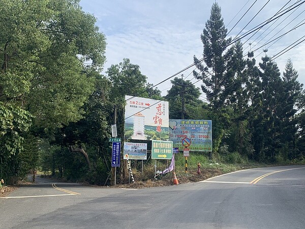 嘉義市立殯葬園區聯外道路目前共有嘉136線及嘉138線，市議員希望能再開第三條道路。圖／市議員鄭光宏提供