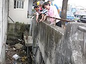 垃圾淤積+豪雨！　潭子區住戶好難受