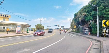 國立台灣海洋大學校門口有一路段呈現S型彎道,發生多起死亡車禍。(陳彩玲攝)