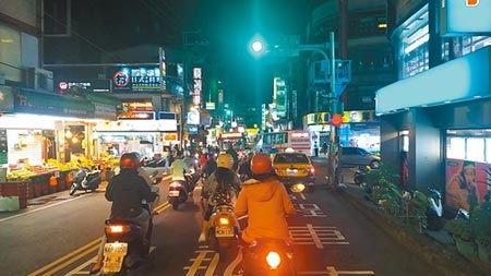 三峽民生街和文化路口，因路口號誌閃黃燈或紅綠燈的兩難，引發地方議論。圖／蔡雯如攝
