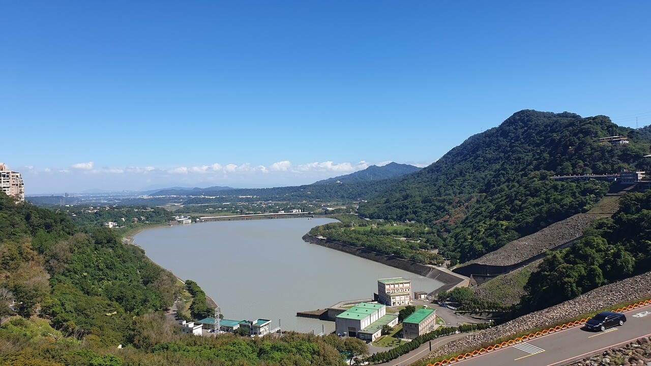 石門水庫昨天蓄水量超過1億噸，不過12月底前仍是枯水期，明年一期稻作要不要休耕，農民希望早點宣布。記者鄭國樑／攝影