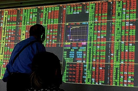 台積電昨日再度成為台股多頭指標,終場大漲4.76%,收在484元再創歷史天價,市值衝上12.55兆元,光一天市值就暴增逾5700億元。台股也在台積電領軍下,終場大漲278.5點,收在全日最高的13551點。(顏謙隆攝)