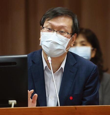 東洋疫苗代理權破局,遭外界懷疑涉及內線交易,董事長林全質疑有「外部人」。衛福部副署長莊人祥16日在立法院財委會強調檢調來調查相關資料時,都有交出相關人員的名單。(陳君瑋攝)