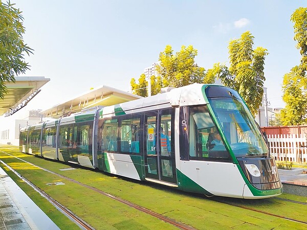 高雄輕軌二階「大南環」路線上周六進行試車,預計12月向交通局申報初勘、交通部申請履勘,拚農曆年前通車。(高雄市捷運局提供)