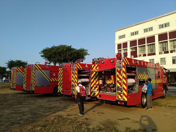 台南市消防車在車體增大反光標誌,提高行車安全。圖/ 台南市消防局提供