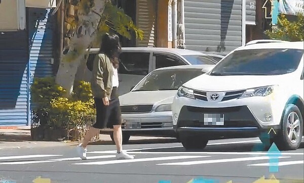 議員黃美慧表示,如此圖車輛有停等禮讓,但因「視角」問題,看起來像沒有禮讓,導致可能被誤開單而惹民怨。(黃美慧提供/陳育賢新竹傳真)