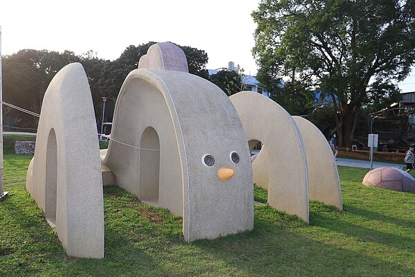 神岡新興公園的小雞地景裝置。圖/台中市建設局提供
