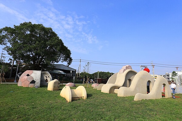 新興公園以神農蛋、黑葉荔枝等在地特色打造入口意象。圖/台中市建設局提供
