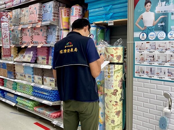 台中市政府經發局查核含有塑膠成分的兒童遊戲用及巧拼地墊,抽查的207件相關商品,9件商品標示不合格。圖/台中市政府提供
