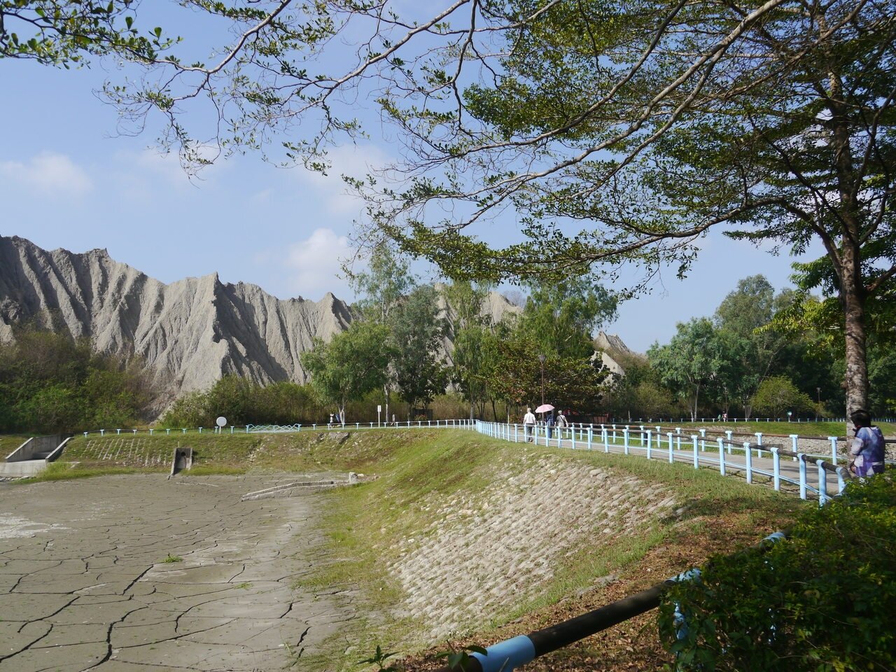 月世界景色優美,即使非假日也吸引不少遊客來踏青。記者徐白櫻/攝影