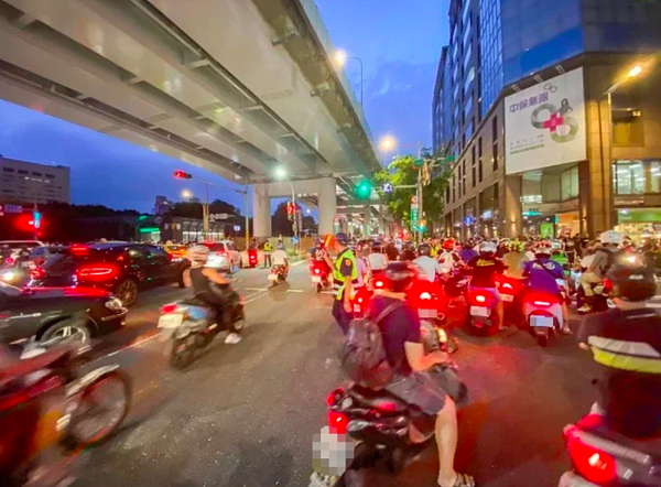 台灣機車路權促進會8月分時，在台北市大同區鄭州、塔城街口舉辦「待轉大富翁」活動。圖／聯合報系資料照