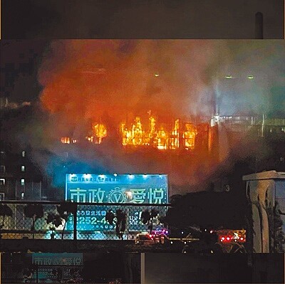 台中烏日高鐵站旁工地昨晚傳出火警,有2名外勞失聯,警消正全力搜救中。圖/截自臉書社團《烏日人大小事》