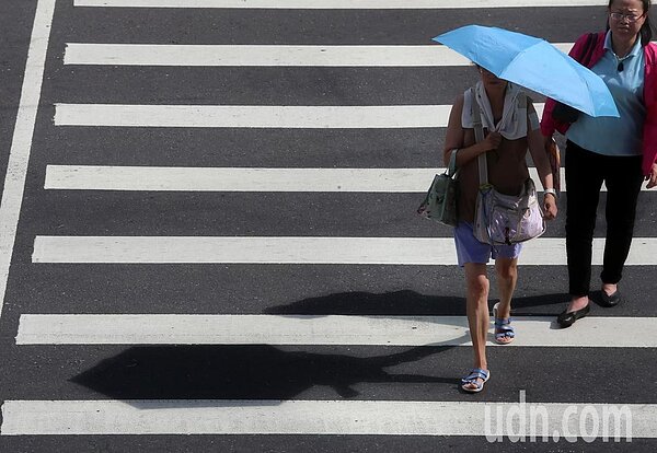 今天至周五白天秋老虎發威，各地晴朗穩定、近午紫外線強，各地高溫可達32至34度。本報資料照片