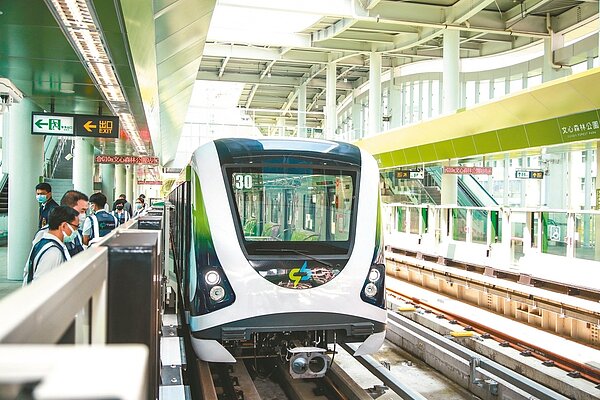 台中捷運綠線昨天開放試乘。記者喻文玟/攝影