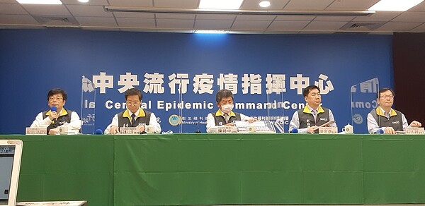 陳時中(中)表示,由於65歲以上長者及學齡前幼兒等流感高危險族群接種率,已逐步提升至目標接種率8至9成,為持續推動流感疫苗接種計畫對象於流感高峰期前獲得保護力,自12月1日起恢復50至64歲無高風險慢性病成人接種公費流感疫苗。記者邱宜君/攝影