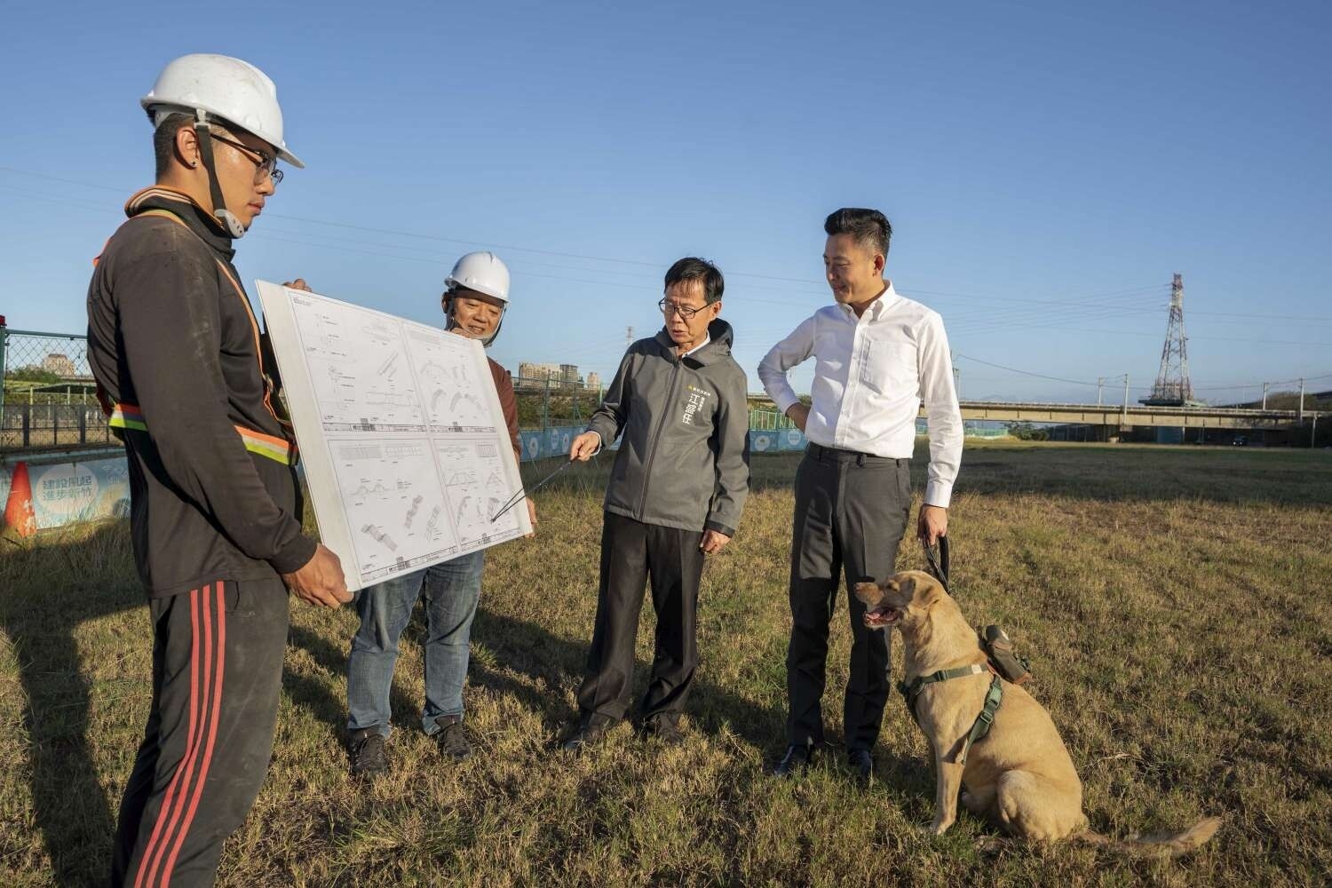 市犬棕棕出任務！新竹左岸狗狗公園年底優化完工。圖／新竹市政府提供