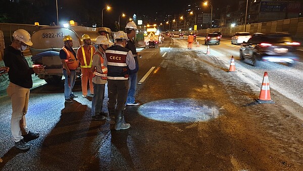 新北市工務局新建工程處施作同興路穿越高速公路地下道工程,在國道1號北上13公里處及福德三路面下施作地質改良,卻發生泥漿冒至路面溢流狀況,緊急封閉高速公路內線2個車道,漏夜搶修。圖 / 新北工務局提供
