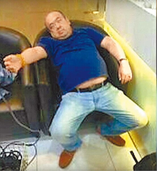 圖為金正男2017年2月在馬來西亞吉隆坡機場被毒殺,遇害致命過程僅約2秒鐘。(摘自新加坡海峽時報網站)