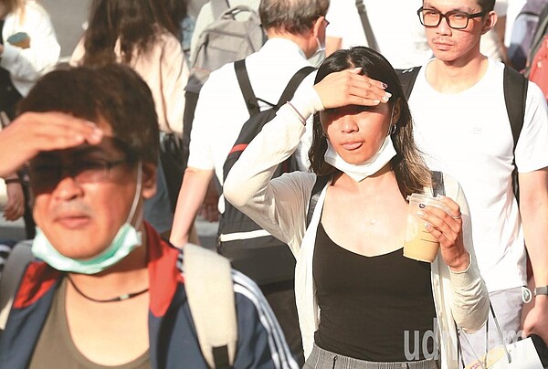 今天秋老虎發威,預期比昨天還熱一點,各地中午高溫都有機會突破30度,甚至都會地區到31-32度。聯合報系資料照