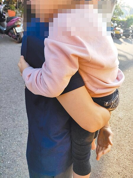 台南市1名3歲女童從自家3樓窗戶墜落被鄰居及時接住後,幸好僅略受驚嚇。(讀者提供/洪榮志台南傳真)