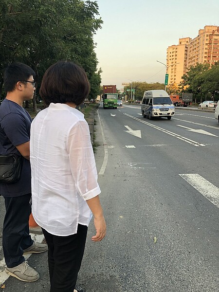 嘉義市世賢路、八德路段自行車道一出來,就緊鄰快車道,市議員張秀華十分憂心。圖/張秀華提供