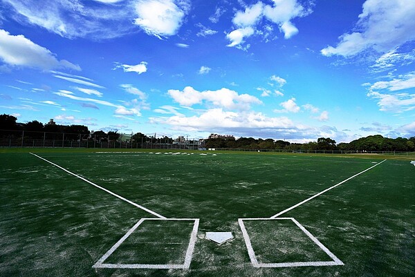 樹林鹿角溪河濱公園增設國內首座身障專用棒壘球場。圖／新北市高灘處提供