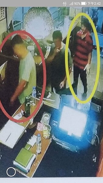 陳男(右)見劉男(左)包包有大量鈔票,趁劉不注意偷走,贓款共30萬。記者蔡翼謙/翻攝