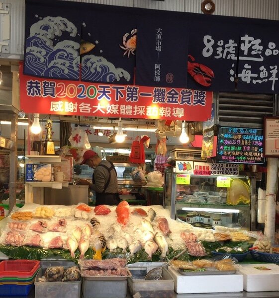 販賣海鮮的「8號極品海鮮」今年奪下「天下第一攤」金賞獎。圖／台北市政府提供