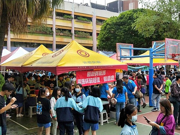 南門國民中小學舉辦52週年校慶，邀請永慶房屋協力園遊會活動。圖／永慶房屋提供