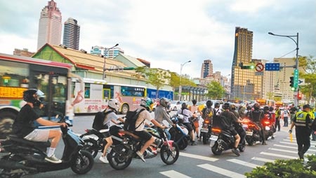 台灣機車路權促進會今年8月時，在鄭州路、塔城街口舉辦待轉大富翁活動。