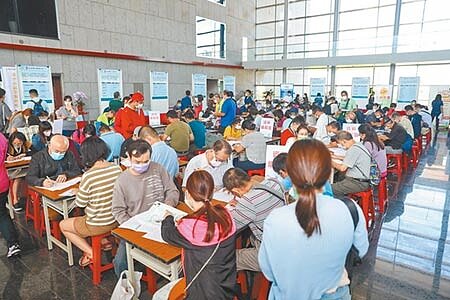 台中市府19日舉辦「中高齡就業博覽會」,很多中高齡求職者把握二度就業的機會。(盧金足攝)