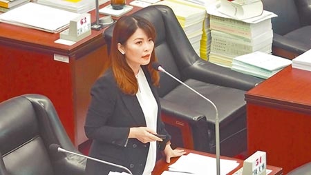 高雄巿議員陳美雅19日在議會質詢。（曹明正攝）