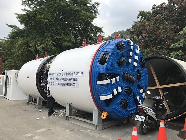 曾文與南化聯通管工程在市區採用潛盾工法,目前廠商潛盾機已準備好。圖/南水局提供