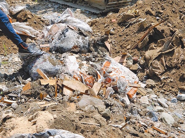檢方赴陶樸閣垃圾衛生掩埋場開挖及測量,見到大型事業廢棄物。(花蓮地檢署提供/王志偉花蓮傳真)