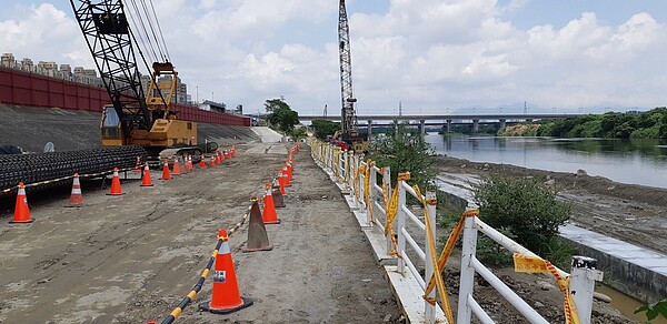 水利署第十河川局在新北市大漢溪規畫堤外基礎加固工程，完工後將由水利局接手建設，紓解市區交通，預計112年完工啟用。圖／第十河川局提供