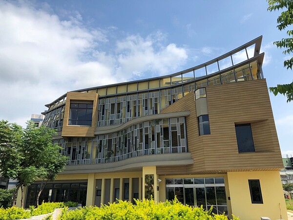 桃園市府委派平鎮區公所興建山仔頂圖書分館,昨(19)日完工啟用。圖/桃園市政府提供