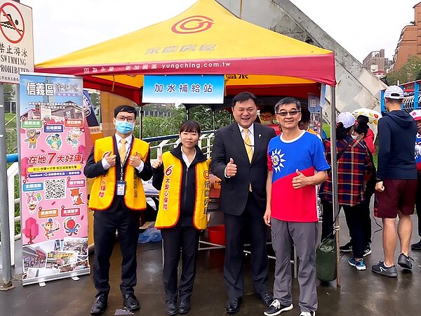 「運動里長」黃聰智（圖右一）和永慶房屋團隊合作，邀請里民們一起健康動滋動。圖／永慶房產集團提供