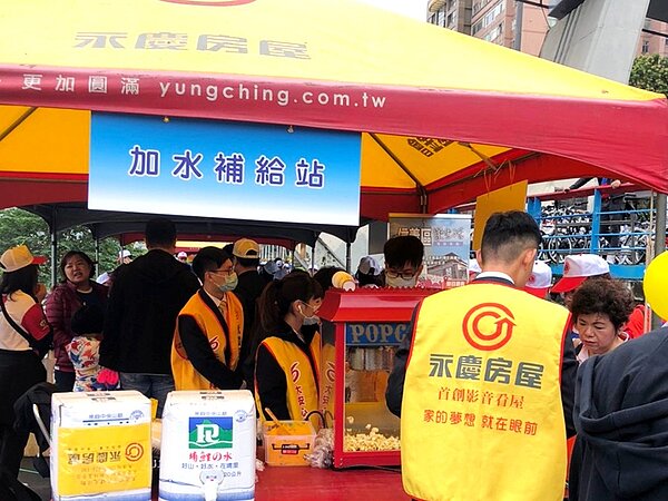 永慶夥伴現場製作爆米花，讓參與健走的民眾解解饞。圖／永慶房產集團提供