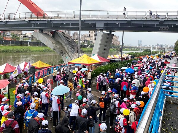 玉成里攜手永慶房屋舉辦千人健走活動。圖／永慶房產集團提供