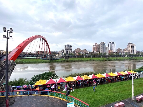 活動前下起短暫毛毛雨，好在有永慶房屋帳篷神救援，讓參賽人員避免淋成落湯雞。圖／永慶房產集團提供