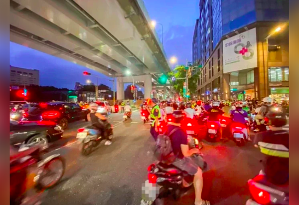 台灣機車路權促進會8月份時,在台北市大同區鄭州、塔城街口舉辦「待轉大富翁」活動。圖/聯合報資料照片
