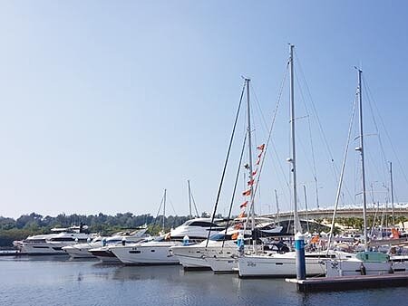 
2020台南亞果遊艇嘉年華20日起一連3天在台南安平港舉行，現場展出價值超過6億元的各式遊艇。圖／顏瑞田
 