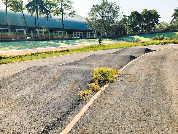 使用50年的台南市立自由車場，出現嚴重的波浪形高低落差，被批像極了極限運動場，但市府澄清是做為越野練習用途，並非失修隆起。（林美燕提供）