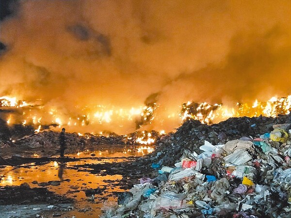 草屯垃圾場20日凌晨發生大火,火勢一度猛烈,現場火光驚人。(民眾提供)