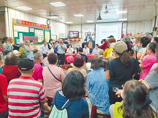 新北市五股「新北綠家園」將規畫改建成社會住宅,20日相關單位舉行座談會,不少民眾請假前往抗議。(新北市議員陳明義服務處提供)